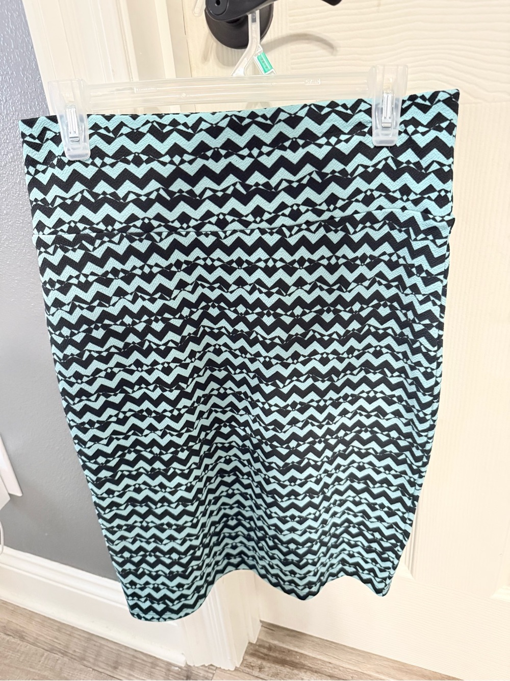 LuLaRoe Mint and Black Zigzag Pencil Skirt